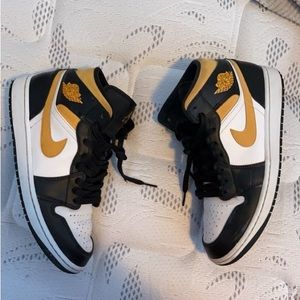 Jordan 1 Mid Pollen
